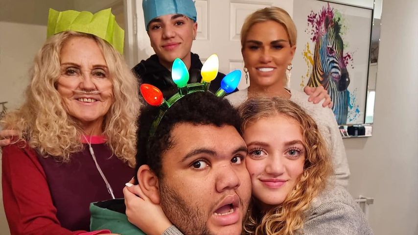 Katie Price mit ihrer Mutter und ihren Kindern Junior Savva, Harvey und Princess Tiaamii