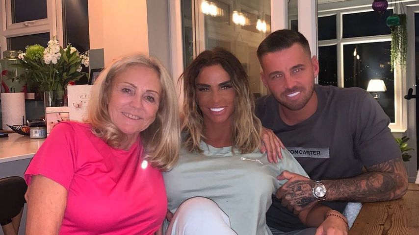 Katie Price mit ihrer Mutter und ihrem Freund Carl