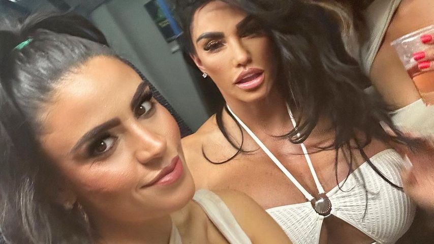 Katie Price mit zwei Freundinnen im Juni 2023