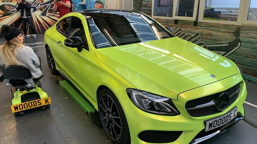Katie Price in einer Autowerkstatt, 2020