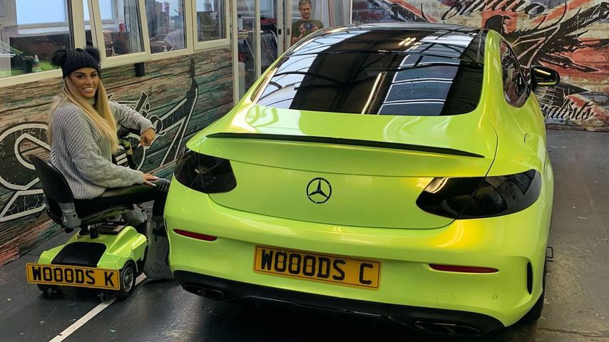 Katie Price mit dem Auto ihres Partners Carl Woods, 2020