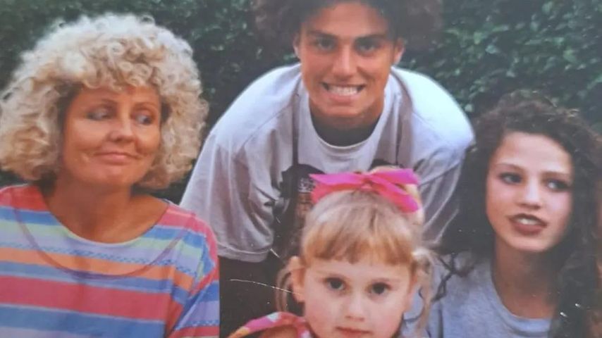 Katie Price (r.) mit ihrer Familie zu Jugendzeiten