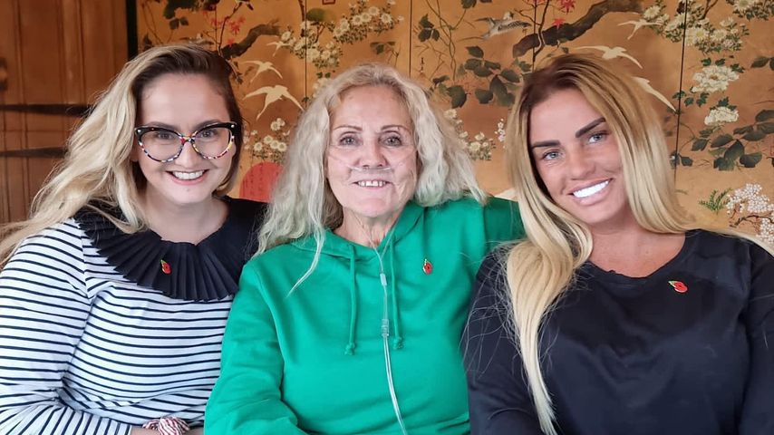 Katie Price (r.) mit ihrer Mutter und ihrer Schwester