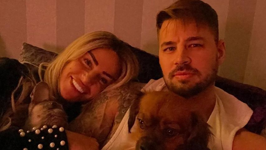 Katie Price und Carl Woods mit ihren Hunden