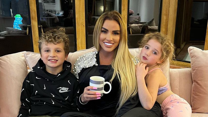 Katie Price und ihre Kinder Jett und Bunny im November 2021