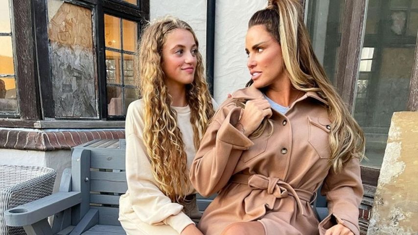 Katie Price (r.) und ihre Tochter Princess Tiaamii im Februar 2022