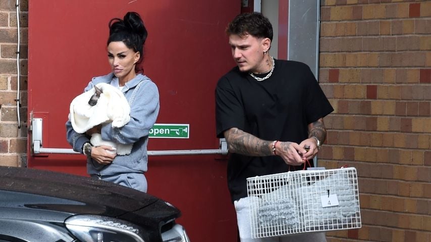 Katie Price und JJ Slater mit ihrer Katze, September 2025