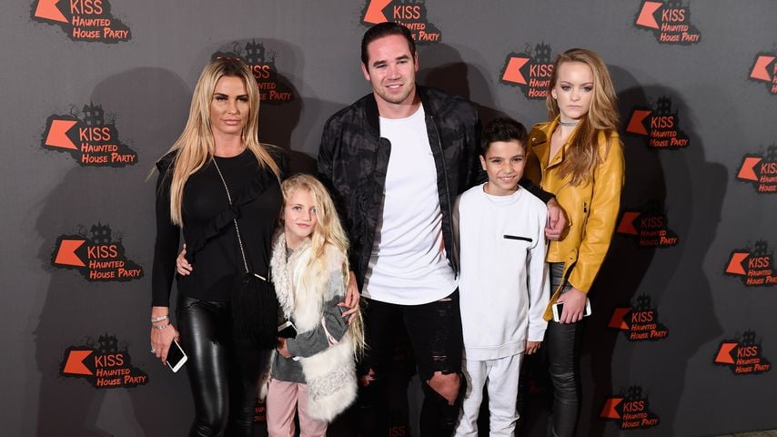 Katie Price und Kieran Hayler mit Princess Tiaamii und Junior im Jahr 2016