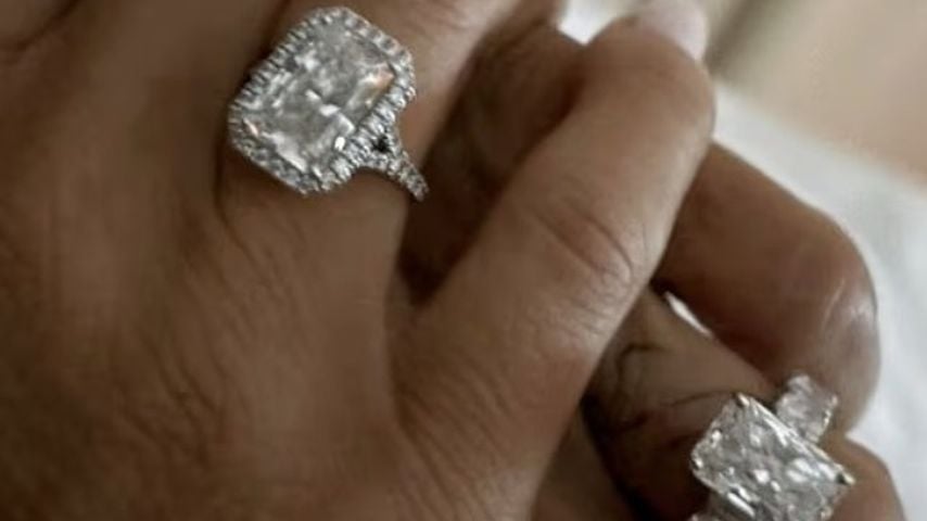 Katie Price zeigt ihren neuen Ring