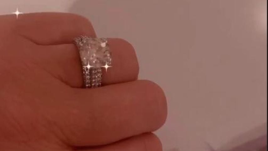 Katie Price zeigt ihren Verlobungsring