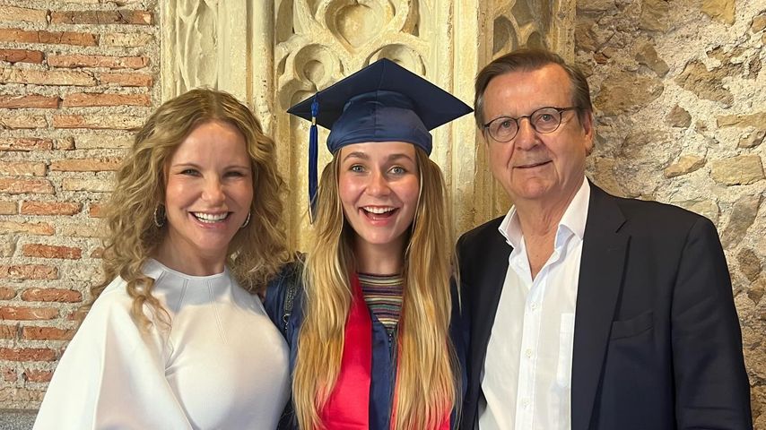 Katja Burkard, ihre Tochter Marie-Therese und ihr Partner Hans Mahr im Juli 2024