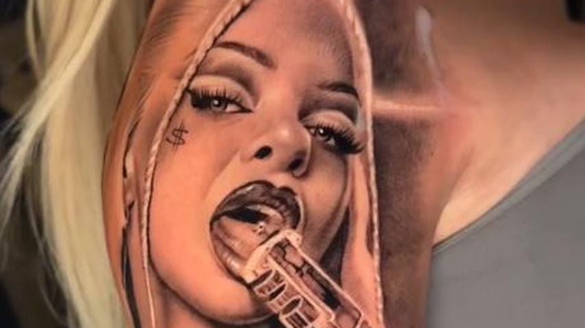 Rapperin Katja Krasavice postet ihr Abbild als Tattoo.