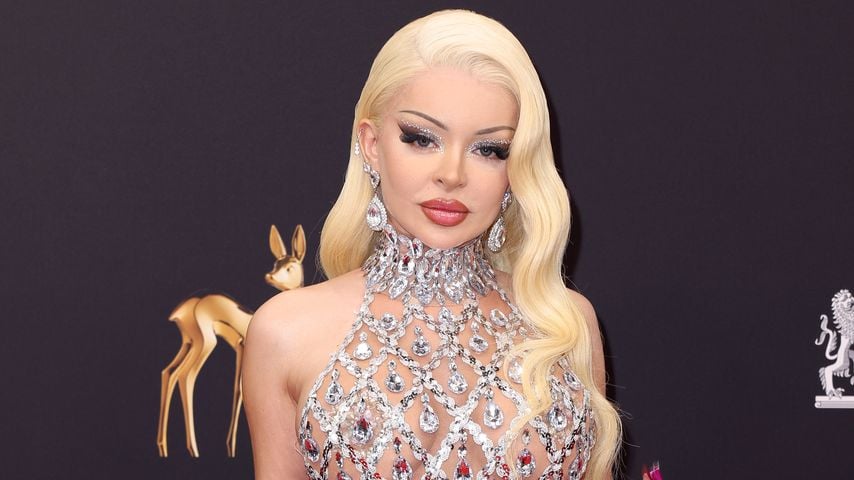 Katja Krasavice bei den 75. Bambi Awards in der Bavaria Filmstadt in München