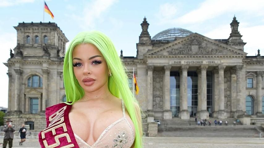Katja Krasavice lässt vor dem Bundestag die Hüllen fallen