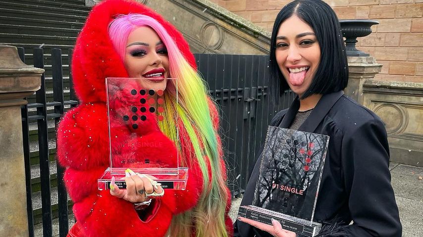 Katja Krasavice und Elif mit ihren Nummer-eins-Awards