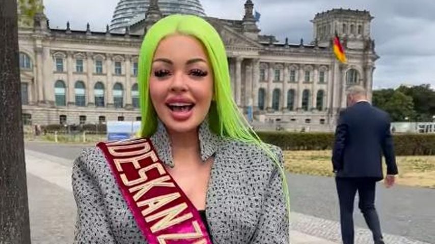 Mit High Heels vorm Reichstag: Katja textet Nationalhymne um