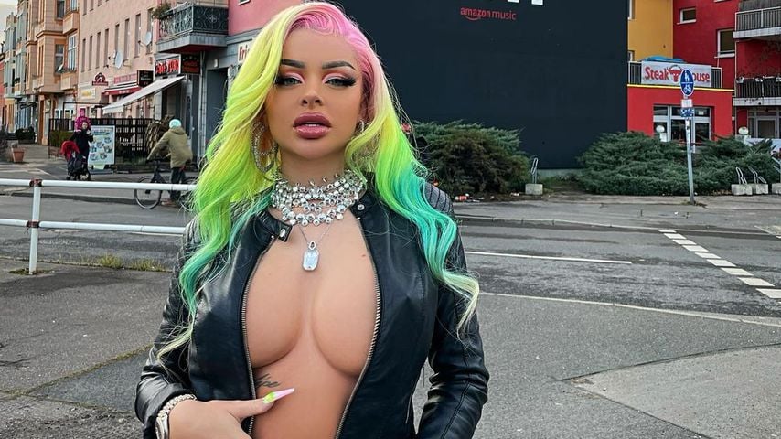 Katja Krasavice vor ihrem XXL-Plakat in Berlin