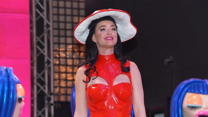 Top oder Flop? Katy Perry überrascht als Latex-Fliegenpilz