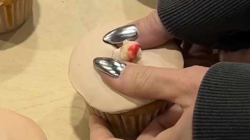 Katy Perry mit einem Pickel-Cupcake, März 2025