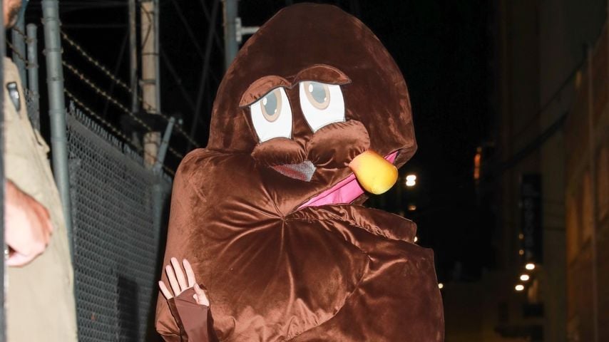 Welcher Star geht hier im Kackhaufen-Kostüm bummeln?