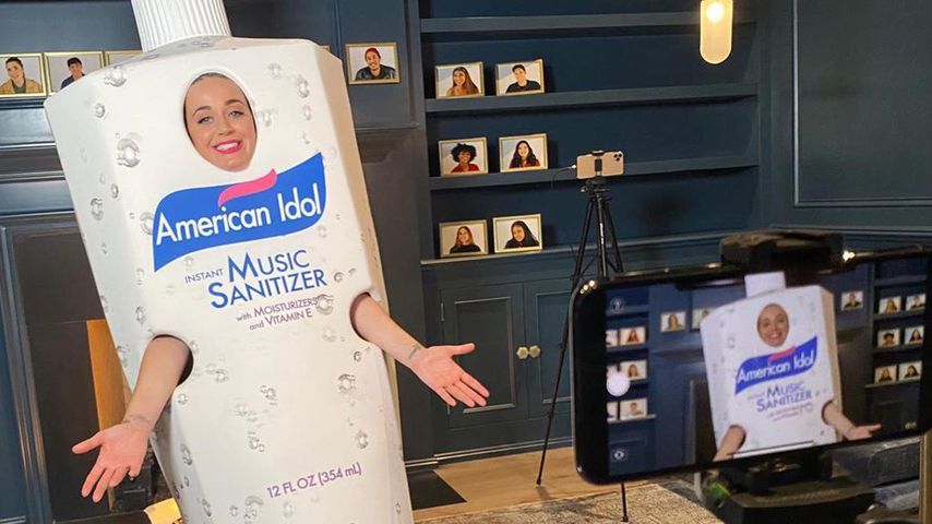Katy Perry verkleidet sich als Riesen-Desinfektionsmittel