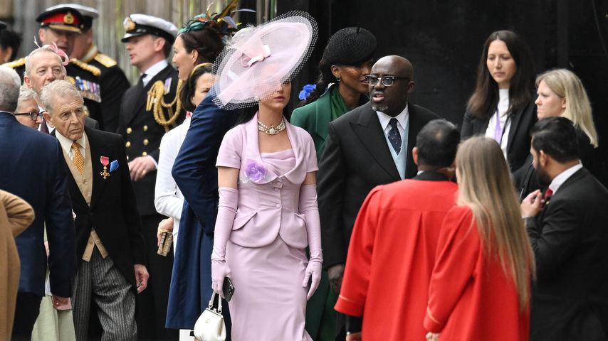 Heute nicht so schrill: Das ist Katy Perrys Krönungs-Outfit!