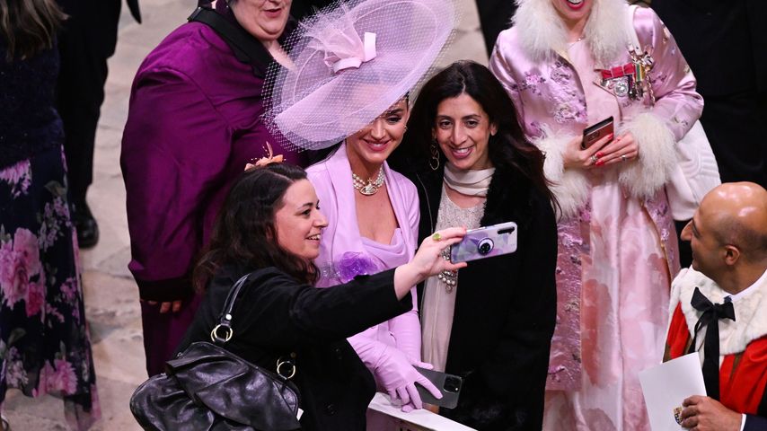 Krönungs-Selfies: Katy Perry posiert mit Fans in der Kirche!