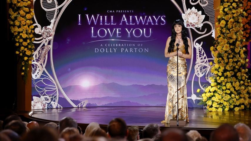 Katy Perry spricht bei der Dolly-Parton-Hommage