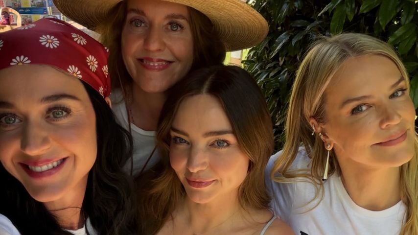 Katy Perry und Miranda Kerr posieren mit Freundinnen, April 2026
