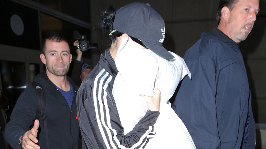 Sängerin Katy Perry am Flughafen