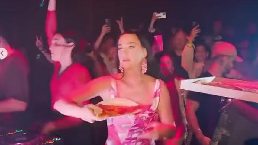 Wilde Party im Klub: Katy Perry bewirft ihre Fans mit Pizza