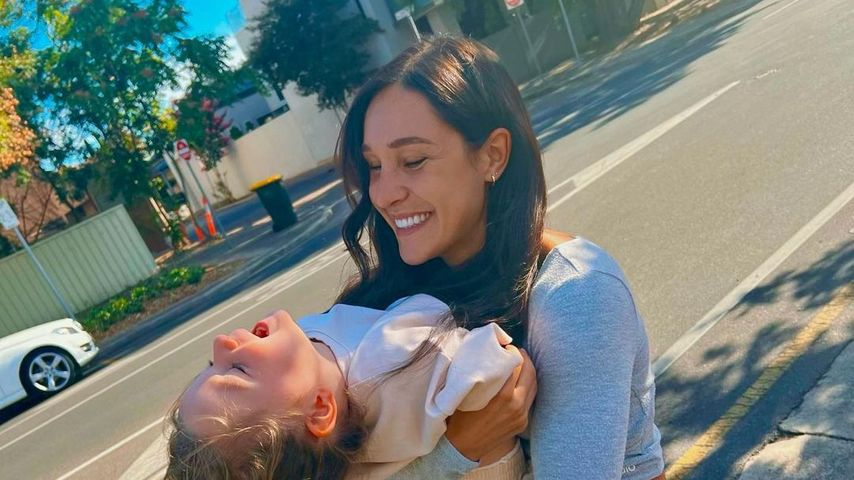 Kayla Itsines mit ihrer Tochter im Juli 2022