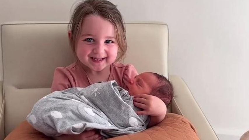 Kayla Itsines' Tochter Arna mit ihrem Bruder Jax