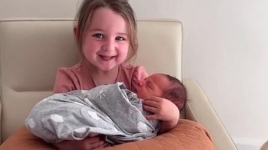 Kayla Itsines' Tochter mit ihrem Bruder Jax