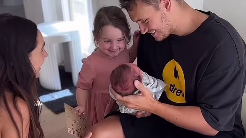 Süß! Kayla Itsines' Tochter lernt ihren Baby-Bruder kennen