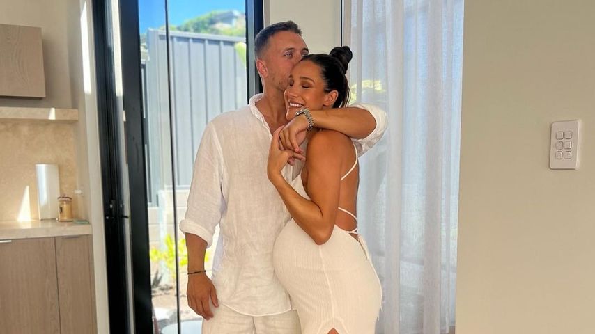 Schwangere Kayla Itsines strahlt auf Hochzeit von Schwester