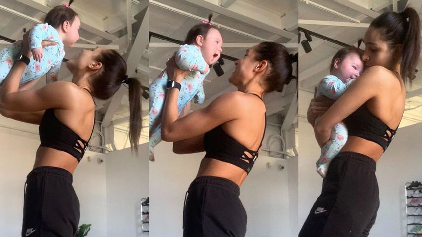 Kayla Itsines und ihre Tochter Arna im Gym