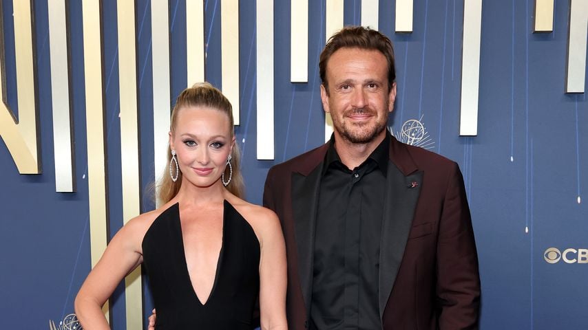 Jason Segel und Kayla zelebrieren emotionale Verlobungsfeier
