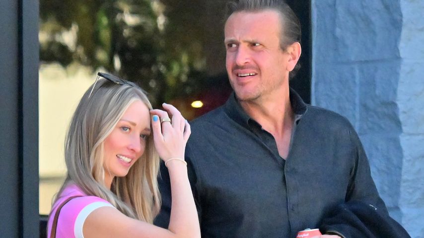 Neu vergeben? Jason Segel hält Händchen mit Schauspielerin