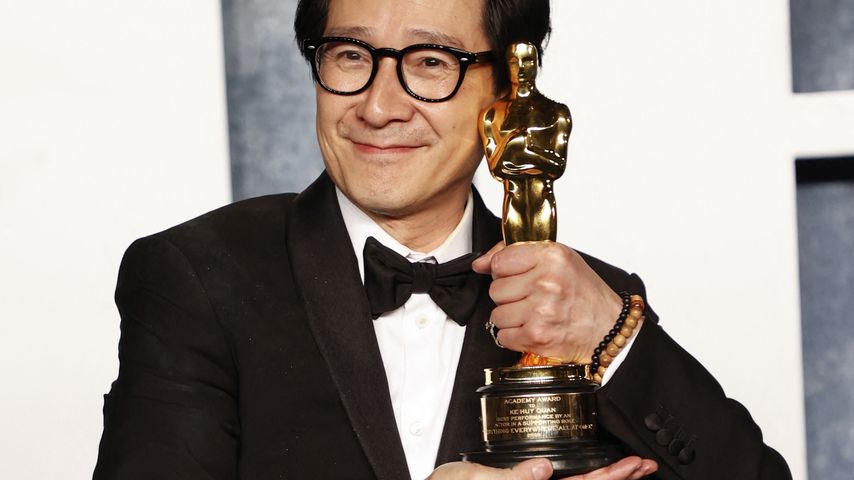 Ke Huy Quan mit seinem Oscar als "Bester Nebendarsteller"