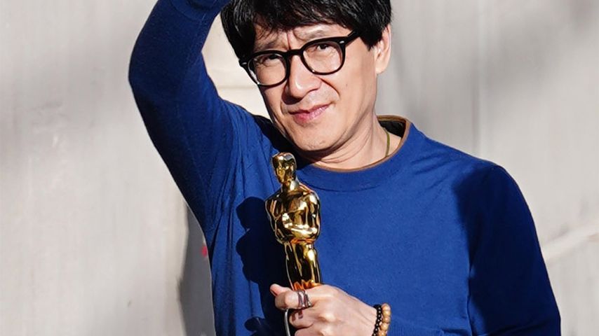 Stolz wie Oscar! Ke Huy Quan nimmt Trophäe überall mit hin