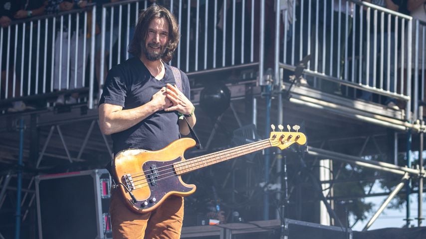 Zotteliger Rockstar: Keanu Reeves begeistert bei Festival