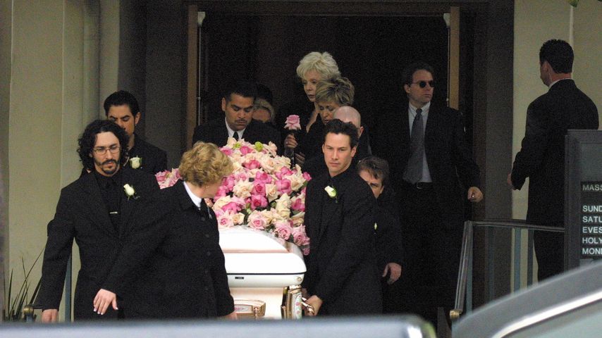 Keanu Reeves bei Jennifer Symes Beerdigung 2001