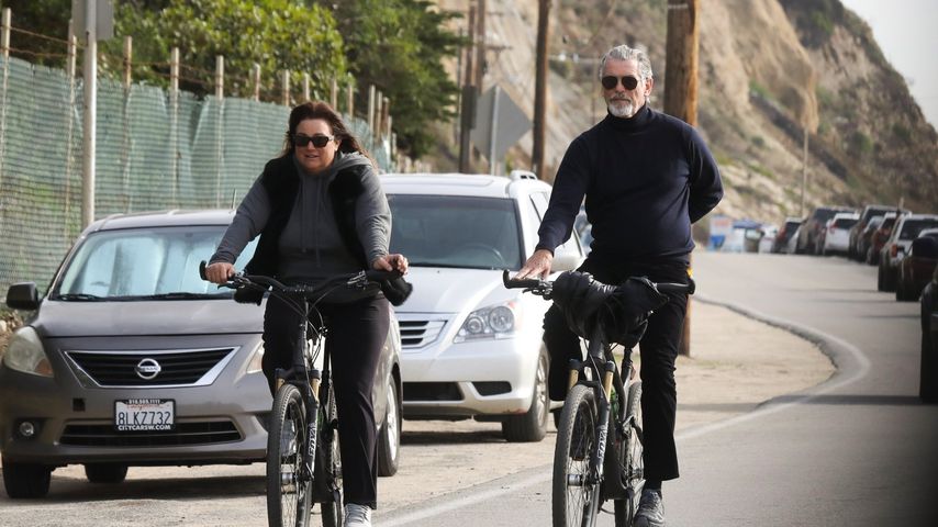 Keely Shaye Smith und Pierce Brosnan am Zuma Beach in Malibu