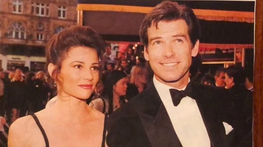 Keely Shaye Smith und Pierce Brosnan bei der "Legenden der Leidenschaft"-Premiere in London, 1995