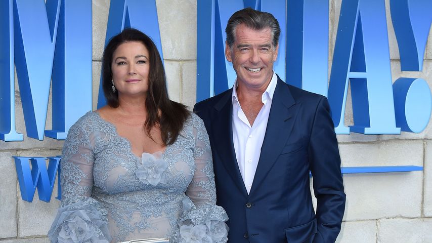 Süß! Pierce Brosnan kuschelt bei Spaziergang mit seiner Frau