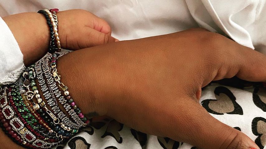 Kelis' Hand und die ihrer kleinen Tochter, November 2020