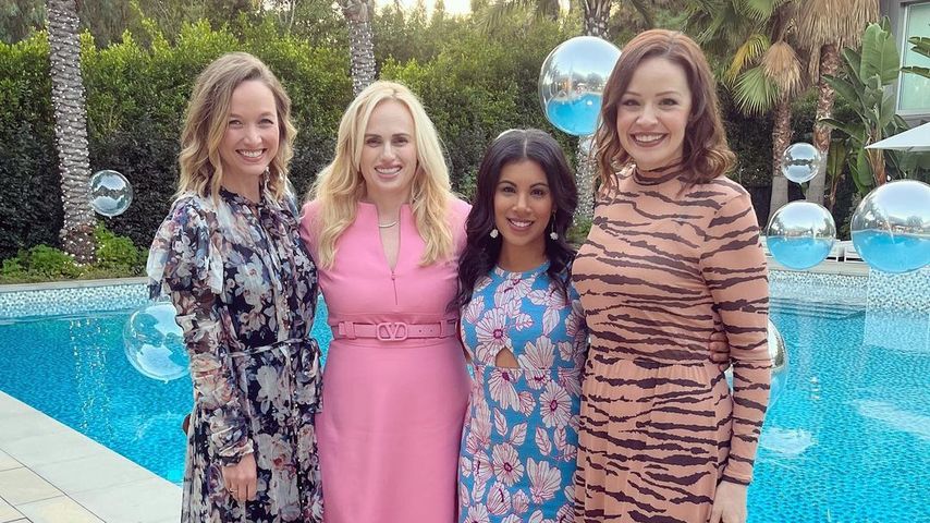 Reunion! Rebel Wilson posiert mit den "Pitch Perfect"-Stars