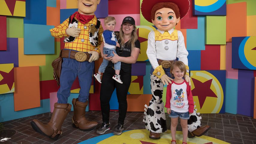 Kelly Clarkson mit ihren Kindern Remington Alexander und River Rose im Disneyland Kalifornien