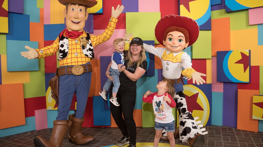 Kelly Clarkson mit ihren zwei Kindern